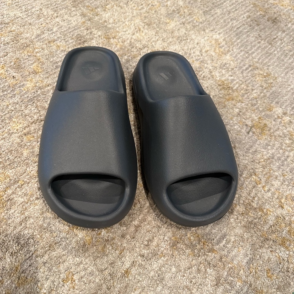 Slate Yeezy slides NEW Never worn Men’s 9